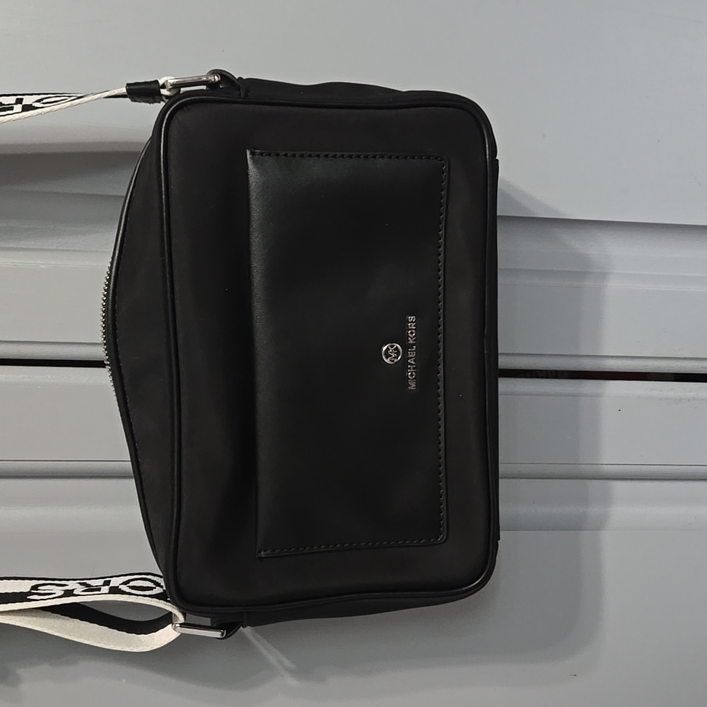 LIKE NEW Michael Kors crossbody